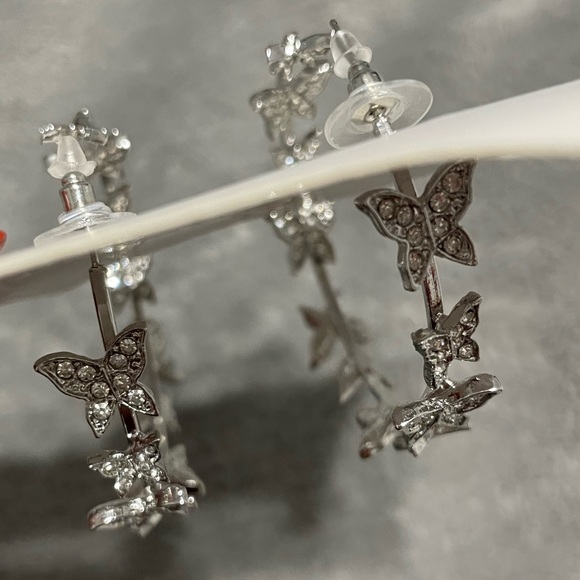 Sparkly butterfly hoop earrings - Picture 3 of 5